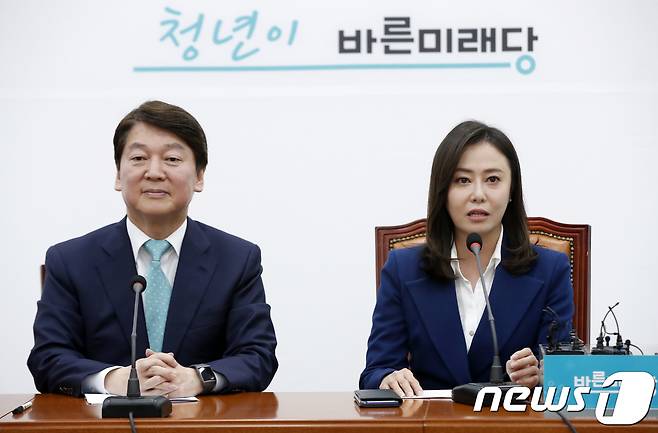 최단비 변호사가 11일 서울 여의도 국회에서 열린 바른미래당 인재영입 발표식에서 입당 소감을 밝히고 있다. 2018.4.11/뉴스1 © News1 안은나 기자