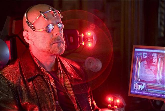 써로게이트 조종 시스템. 눈을 가리고 머리에 무언가 특수 장치를 뒤집어 쓴다. 이를 통해 먼 거리에 있는 로봇을 완전히 자신의 몸처럼 통제한다.