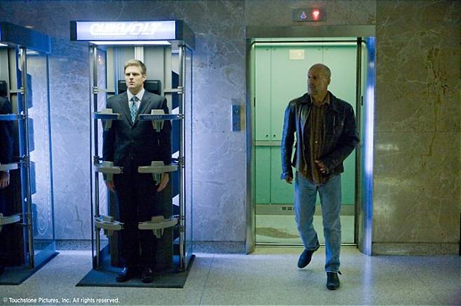 써로게이트를 보관하고 충전하는 장면. 이 장치에서 나온 로봇은 지구 반대편에 있더라도 주인의 의식에 따라 움직인다. 이정도로 극한의 통신기술이 가능할 것인지가 유사시스템의 실용화 될 지, 그 기술적 관건이 될 것으로 보인다.