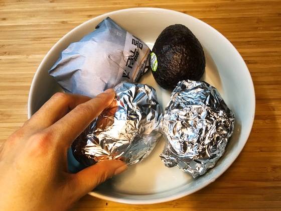 상온에서 보관할 때는 쿠킹포일로, 냉장고 야채칸이나 김치냉장고에 둘 때는 신문지로 감싼다.