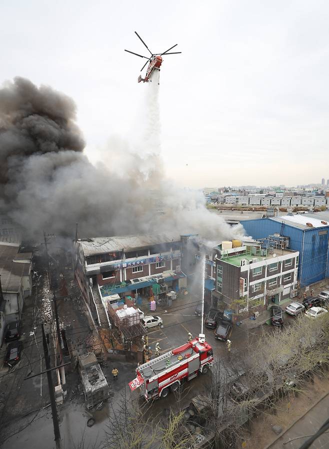 13일 오전 11시 47분 인천시 서구 가좌동 한 화학 공장에서 큰불이 나 소방당국이 진화에 나섰다. 연합뉴스