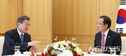 【서울=뉴시스】전신 기자 = 문재인 대통령이 13일 청와대 본관 백악실에서 자유한국당 홍준표 대표와 회동하고 있다. 2018.04.13. (사진=청와대 제공)   photo@newsis.com