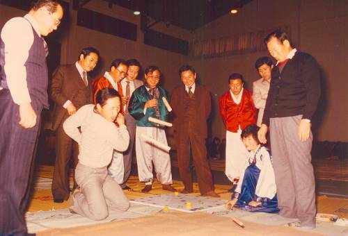 고(故) 정주영 현대그룹 명예회장과 윷놀이를 하고 있는 이명박 전 대통령. 세계일보 자료사진