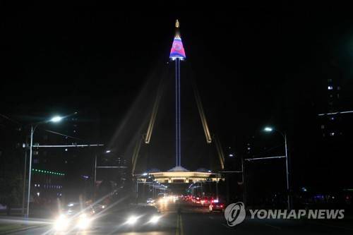 평양 류경호텔, 태양절 앞두고 전광판에 인공기 송출[AP=연합뉴스 자료사진]