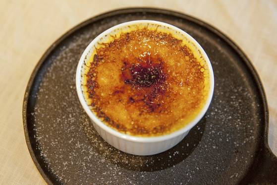 한 번 먹으면 멈출 수 없을 정도로 부드러운 달콤함을 선사하는 프랑스 디저트 크림브륄레를 만들어보았다. 전유민 인턴기자