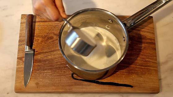 냄비에 생크림과 설탕을 넣어 잘 섞는다.