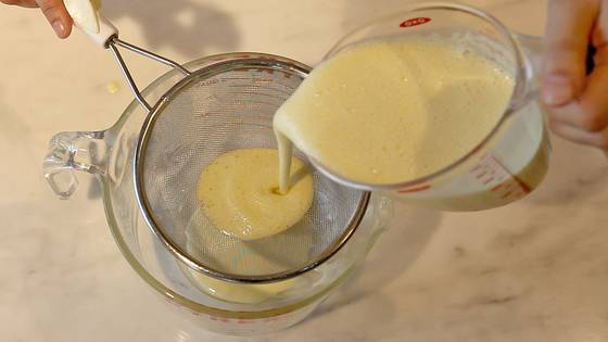 체에 걸러 부드럽게 만든다.