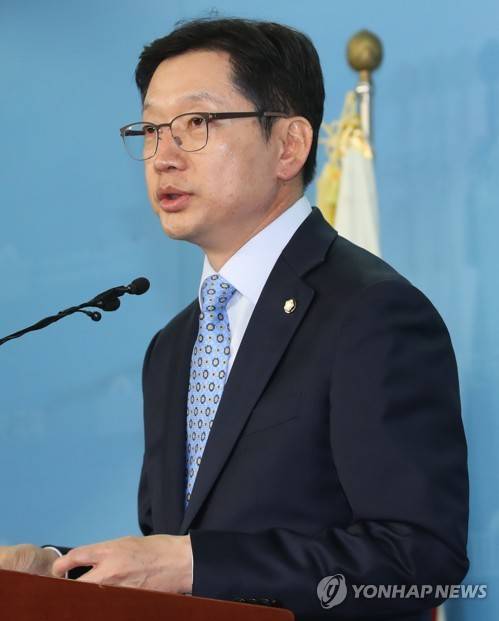 댓글공작 연루의혹 반박하는 김경수 의원 (서울=연합뉴스) 임헌정 기자 = 더불어민주당 김경수 의원이 14일 오후 국회 정론관에서 '민주당 당원 댓글공작'에 연루됐다는 한 매체 보도와 관련한 기자회견을 하고 있다. 2018.4.14      kane@yna.co.kr