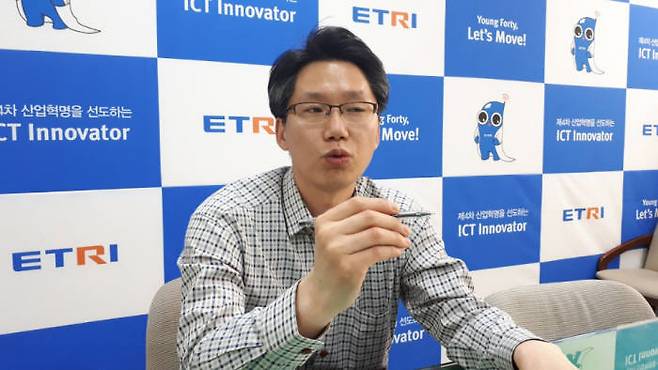 윤천주주 ETRI 광통신부품연구그룹 박사는 하루 빨리 양자암호통신 기술을 고도화 해야 우리나라의 통신환경을 지킬 수 있다고 설명했다.