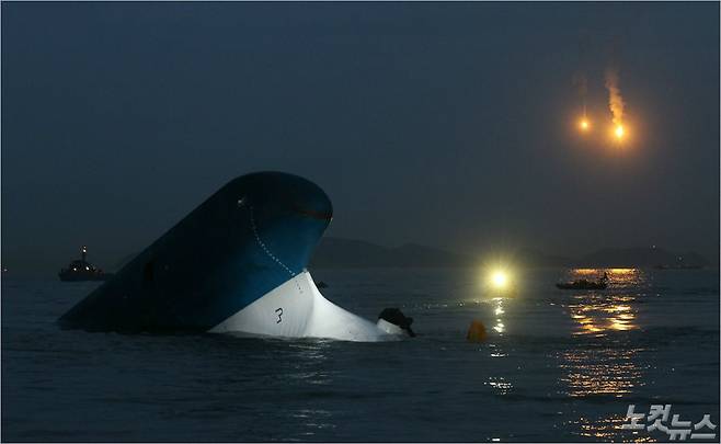2014년 4월 16일 오후 전남 진도군 관매도 인근 해상에서 침몰한 여객선 세월호. 참사 당일 야간 구조작업 상황 (사진=윤성호기자)