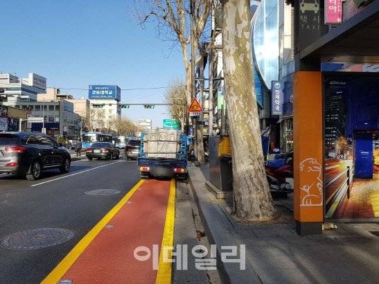 12일 오후 6시쯤 서울 종로구 종로5가역 인근 자전거전용차로에 트럭이 서 있는 모습.(사진=이슬기 기자)