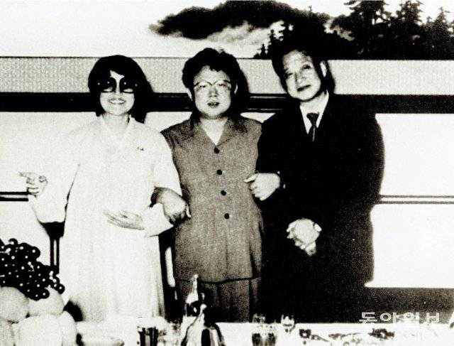 1983년 3월 김정일 국방위원장(가운데)이 초청한 연회에서 납북된 지 4년 여만에 남편 신상옥 감독(오른쪽)과 상봉한 배우 최은희 씨. 동아일보 DB