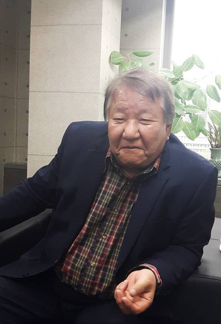 배우 김진태가 지난 13일 서울 중구 새문안로의 문화일보홀에서 인터뷰 도중 미소를 짓는 모습. <극단 글로브 제공>