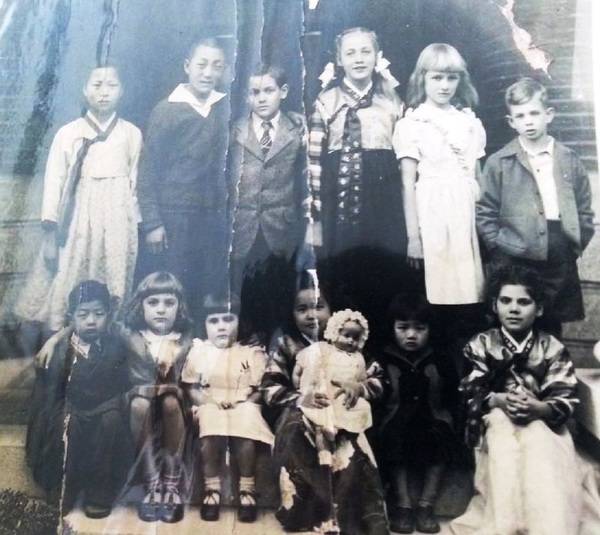 우사 김규식 선생의 친손녀인 김수옥(앞줄 오른쪽 두번째) 부회장이 5살 무렵인 1948년 서울 신당동 이웃집에 살던 레너드 버치 중위의 딸(뒷줄 오른쪽 세번째)과 박흥식의 딸(앞줄 오른쪽 세번째)의 생일잔치 때 찍은 사진이다.