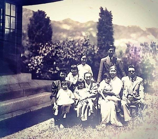 1947년 무렵 우사 김규식의 정치요람이었던 서울 삼청동 국무총리 공관 인근의 삼청장 마당에서 찍은 직계 가족사진. 앞줄 왼쪽부터 어머니와 여동생, 할아버지 김규식과 수옥씨, 할머니 김순애와 오빠, 아버지 김진동. 뒷줄 왼쪽부터 언니, 고모, 삼촌이다.