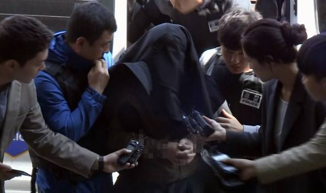 16일 서울 마포의 요양원에 흉기를 들고서 침입해 난동을 부리다 체포된 노숙인 신모(62) 씨가 마포경찰서로 압송되고 있다. /연합뉴스