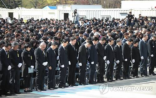 4·16세월호참사 희생자 정부 합동 영결추도식 (안산=연합뉴스) 김승두 기자 = 이낙연 국무총리, 김상곤 사회부총리, 김동연 경제부총리 등 참석자들이 16일 오후 경기도 안산시 단원구 안산 화랑공원 내 야외광장에서 열린 4·16세월호참사 희생자 정부 합동 영결추도식에서 묵념하고 있다.        kimsdoo@yna.co.kr