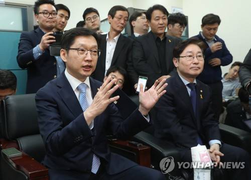 적극 답변하는 김경수 의원 (서울=연합뉴스) 최재구 기자 = 더불어민주당 김경수 의원이 16일 오후 서울 여의도 국회 정론관에서 '민주당원 댓글조작' 연루 의혹과 관련 기자회견을 마치고 질문에 답하고 있다.     jjaeck9@yna.co.kr