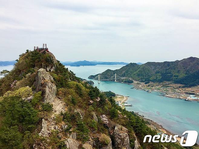 출렁다리와 사량대교가 한눈에 보인다.© News1