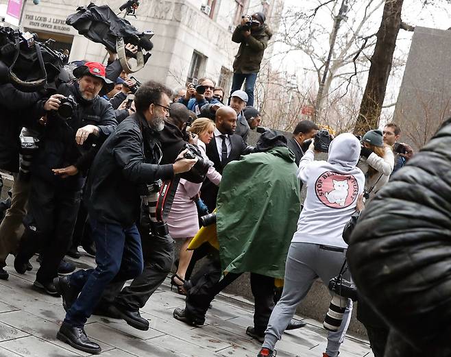 스토미 대니얼스가 16일(현지시간) 연방법원에 출석하고 있다. 그에 대한 세간의 관심을 대변하듯 이날 법원 앞은 취재진들로 붐볐다. [로이터=연합뉴스]