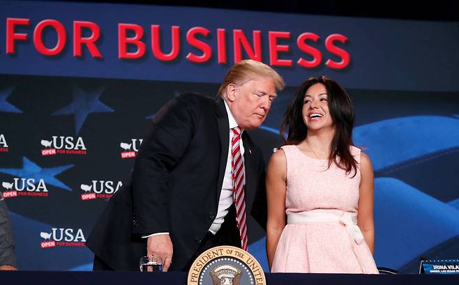 도널드 트럼프 미국 대통령이 16일(현지시간) 플로리다 주 중소 기업 토론회에 참석하여 기업 오노인 이리나 빌라리노 회장의 등을 토닥이며 인사를 나누고 있다. [EPA=연합뉴스]