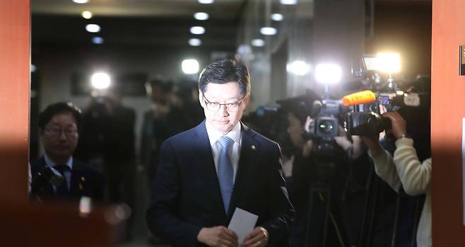 김경수 더불어민주당 의원이 16일 민주당원 댓글조작 사건에 대해 설명을 하기 위해 국회 정론관에 들어서고 있다. 오종택 기자