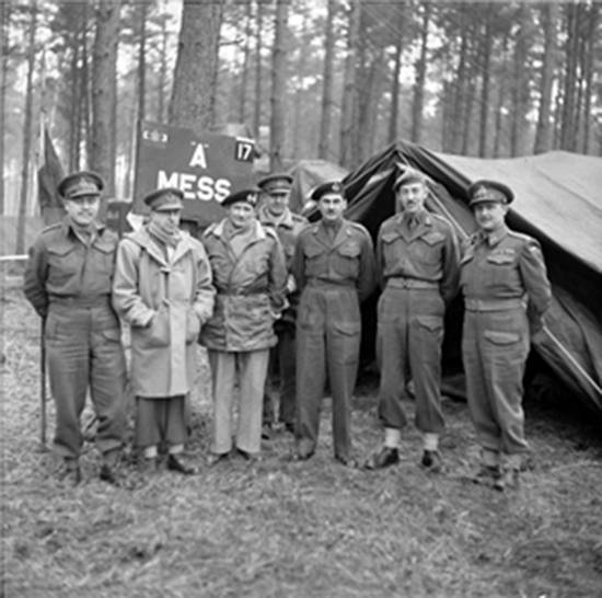몽고메리 장군 뿐만 아니라 많은 장교들이 더플 코트를 즐겨 입었다. 사진의 왼쪽에서 두 번째는 캐나다군 총참모장 해리 크레라(Harry Crerar) 장군. 더플코트를 입고 있다.