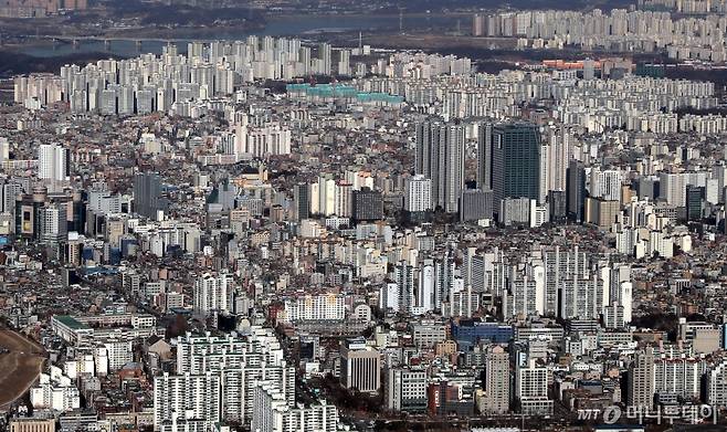 서울 송파구 롯데타워 전망대에서 바라본 강남의 아파트, 빌딩 전경. /사진제공=뉴시스