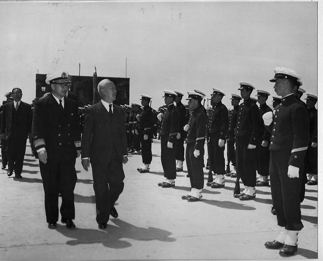 1951. 6. 25. 진해 해군사관학교에서 사관생도를 사열하는 이승만 대통령과 손원일 제독(왼쪽). ⓒNARA
