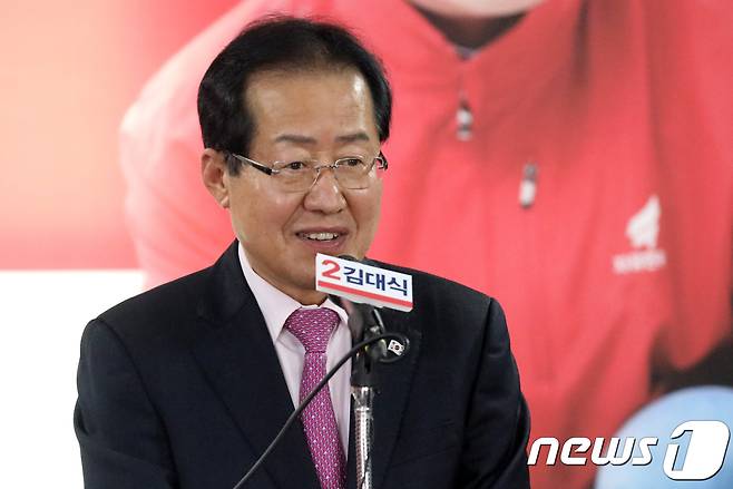 홍준표 자유한국당 대표가 18일 오후 부산 해운대구 반여동 김대식 해운대구을 국회의원 예비후보 선거사무소 개소식에서 인사말을 하고 있다. 2018.4.18/뉴스1 © News1 여주연 기자