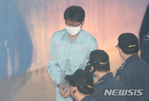 【서울=뉴시스】고승민 기자 = 이명박 정부 시절 민간인 사찰 혐의를 받는 김진모 전 청와대 민정2비서관이 18일 오전 서울중앙지방법원에서 열린 3차 공판에 출석하기 위해 호송차에서 내려 법정으로 향하고 있다. 2018.04.18. kkssmm99@newsis.com