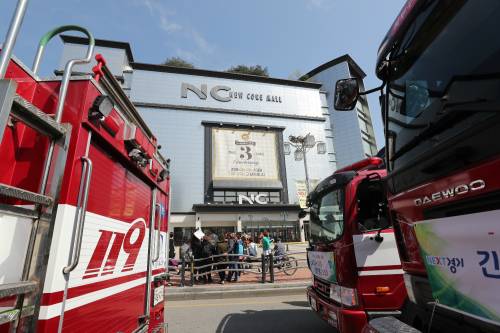 18일 오후 경기도 수원시 권선구 소재 NC백화점 4층 식당에서 불이 나 출입이 통제되고 있다. 수원=연합뉴스