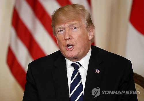 트럼프 "남북한 '종전 논의' 축복…북미회담 아마도 6월초" (팜 비치 AP=연합뉴스) 도널드 트럼프 미국 대통령이 17일(현지시간) 플로리다 주에 있는 자신의 개인 별장인 마라라고 리조트에서 열린 아베 신조(安倍晋三) 일본 총리와의 정상회담에서 발언하고 있다.       트럼프 대통령은 이날 모두발언에서 "사람들은 한국전쟁이 아직 끝나지 않았다는 걸 깨닫지 못한다"며 "그들(남북한)은 (한국전쟁) 종전 문제를 논의하고 있으며, 나는 이 논의를 축복한다. 이 논의를 정말로 축복한다"고 말했다.      lcs@yna.co.kr