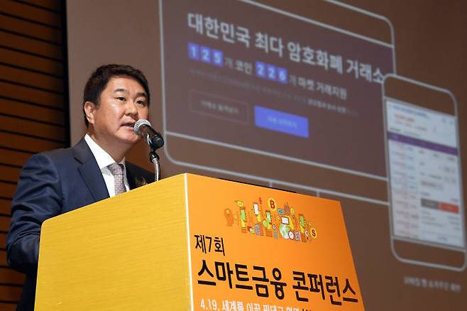 전자신문이 주최한 제7회 스마트금융콘퍼런스가 19일 서울 여의도 전경련회관에서 '4.19, 세계를 이끌 핀테크 혁명(AI to Blockchain)'을 열렸다. 이석우 두나무 대표가 '암호화폐의 본질과 성장기회'를 주제로 기조강연했다.