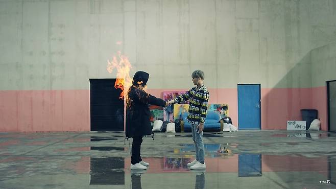 방탄소년단의 ‘불타오르네’ 뮤직비디오의 한 장면. 핑크 플로이드의 <위시 유 워 히어> 음반 표지 이미지를 ‘오마주’하듯 재현했다. 유튜브 갈무리