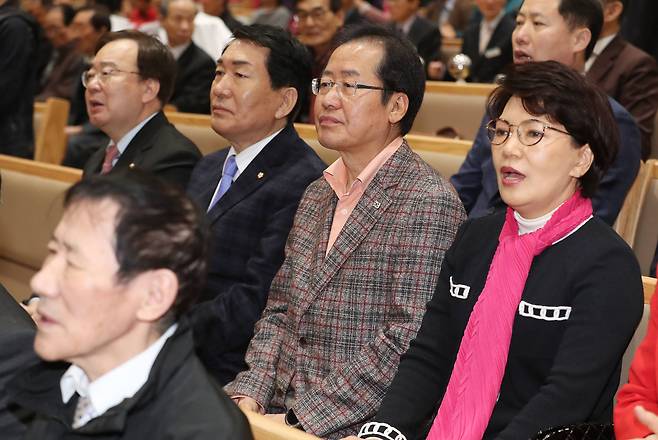 홍준표 자유한국당 대표(오른쪽에서 두번째)가 1일 오전 서울 구로구 연세중앙교회에서 열린 부활절 예배에 참석하고 있다. [연합뉴스]
