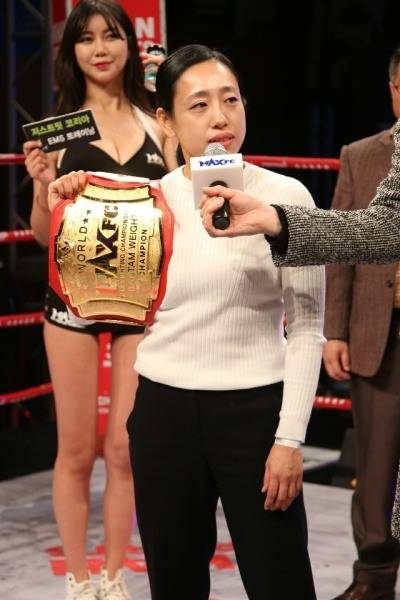 맥스(MAX) FC 밴텀급 챔피언인 김효선이 1년여 만에 링에 오른다. 사진은 링 위에서 인터뷰를 하고 있는 모습.