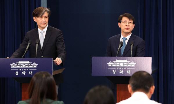 (왼쪽부터)조국 민정수석, 김형연 법무비서관이 지난 3월 21일 청와대 춘추관에서 문재인 대통령이 발의할 개헌안 중 토지공개념 내용을 설명하고 있다. /연합뉴스
