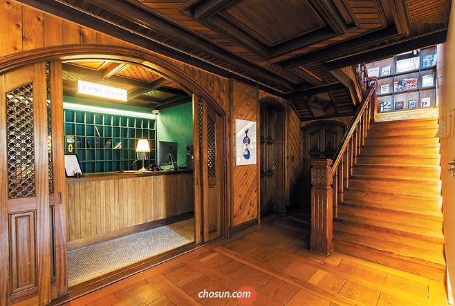 올 초 서울 합정동에 문 연 문화 살롱 ‘취향관’ 내부. 1980년대 지어진 단독주택을 개조해 만든 곳으로 나무 바닥과 계단, 천장 등 낯익은 집 풍경을 그대로 살렸다. / 이신영 영상미디어 기자