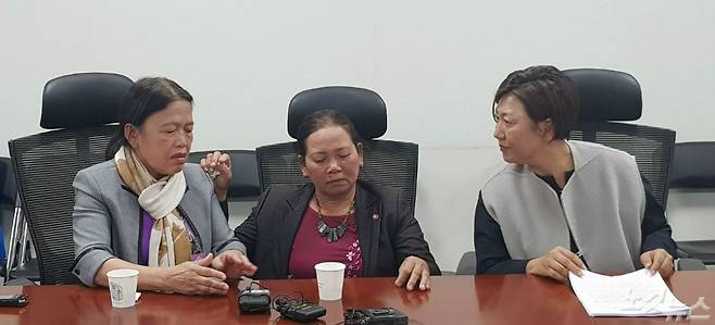 학살 피해를 증언하는 하미마을 응우옌 티 탄(왼쪽)씨, 퐁니·퐁넛마을 응우옌 티 탄(가운데)씨와 한베평화재단 구수정 상임이사(오른쪽) (사진=김광일 기자)