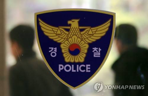 '드루킹 수사 눈치보기 의혹' 속 경찰 (서울=연합뉴스) 한종찬 기자 = 이주민 서울경찰청장이 20일 김모(48·필명 '드루킹')씨의 포털 댓글 여론조작 사건에 연루된 의혹을 받는 더불어민주당 김경수 의원을 소환 조사하는 것을 검토하겠다고 밝혔다. 이어 이 청장은 지난 16일 기자간담회 자리에서 김경수 의원과 드루킹 김씨와의 연관성에 대해 잘못된 사실을 전달한 것에 대해 사과했다. 사진은 이날 오후 서울지방경찰청사 입구. 2018.4.20      saba@yna.co.kr