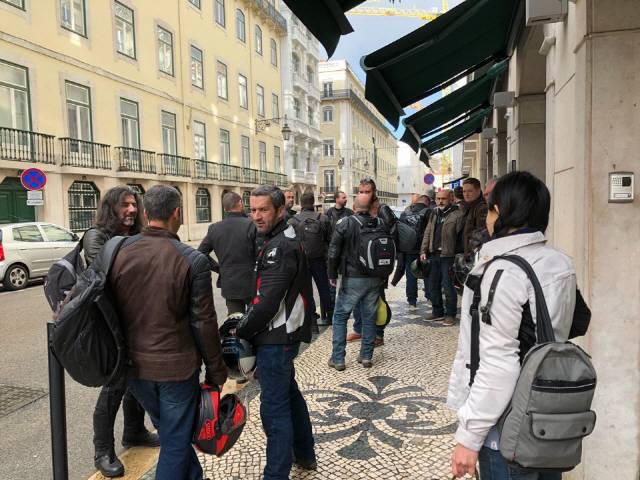 시승 출발지점으로 이동하기 전, 각국 바이크 전문기자들과 함께. 본국에서 매우 유명한 분들이 많아서 저는 더 위축될 뿐이고...