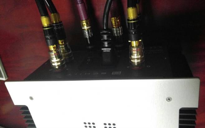 'Vidar'에 전원케이블, 스피커케이블, 인터케이블을 연결한 모습.(김편 제공)