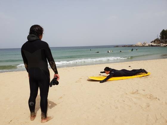 서핑 체험에 나선 기자가 패들 동작을 연습하고 있는 모습.