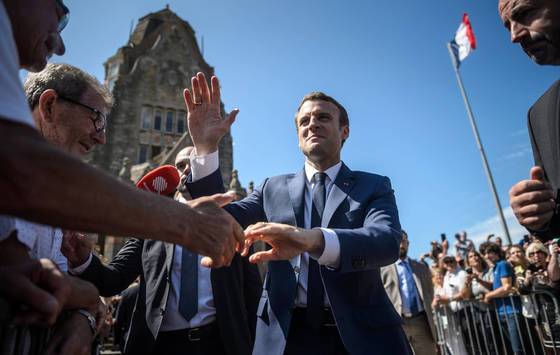 2017년 6월 치러진 총선 당시 유권자들과 악수를 하고 있는 마크롱. 최근 설문조사에서 58%의 응답자가 마크롱에 대해 "불만족"이라고 답했지만 마크롱이 진행중인 개혁정책과 방향에 대해서는 지지를 보였다. [연합뉴스]