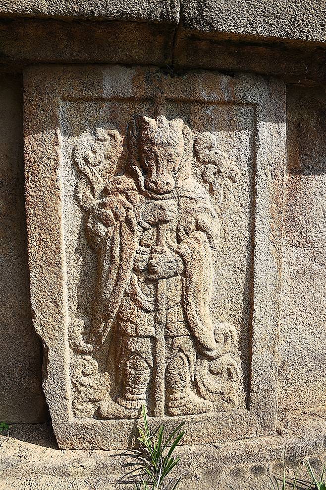 신라 문화의 완숙기에 만들어진 12지신상 답게 조각 수법이 섬세하고 유려하다. 살아서 꿈틀거리며 튀어나올 것 같은 느낌도 든다.  ⓒ홍윤호