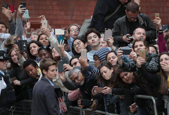 영국 시민들이 23일(현지시간) 런던 세인트 메리 병원 앞에서 윌리엄 왕세손과 케이트 미들턴 왕세손빈의 세째 아기를 기다리고 있다. [AFP=연합뉴스]