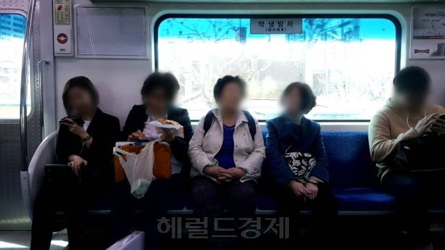 한 시민이 지하철 안에서 음식물을 먹고 있다. [정세희 기자/say@heraldcorp.com]