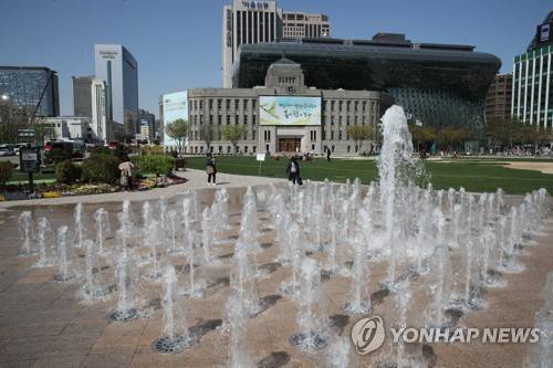 시원한 물줄기 뿜는 서울광장 바닥분수 [연합뉴스 자료사진]