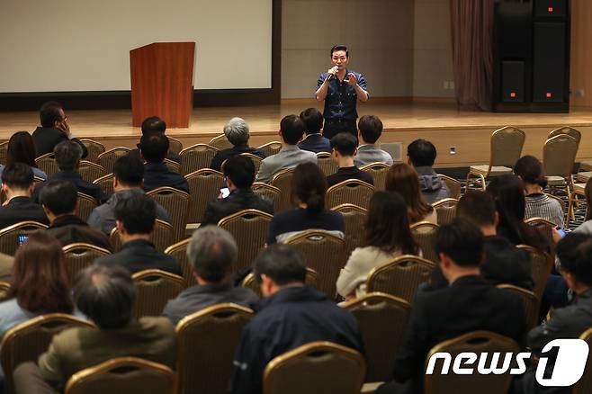 지난 24일 오후 서울 종로구 뉴스1 본사에서 열린 명사 초청 강연회에서 김창옥 휴먼컴퍼니대표가 '유쾌한 소통의 법칙'에 대해 강연하고 있다. 2018.4.24/뉴스1 © News1 성동훈 기자